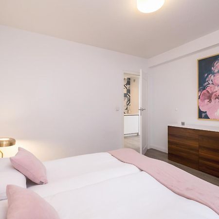 Blue And Green Apartment With Bright Pink Bedroom In Krakow By Noclegi Renters מראה חיצוני תמונה