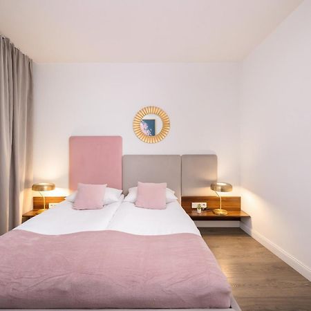 Blue And Green Apartment With Bright Pink Bedroom In Krakow By Noclegi Renters מראה חיצוני תמונה