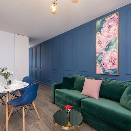Blue And Green Apartment With Bright Pink Bedroom In Krakow By Noclegi Renters מראה חיצוני תמונה