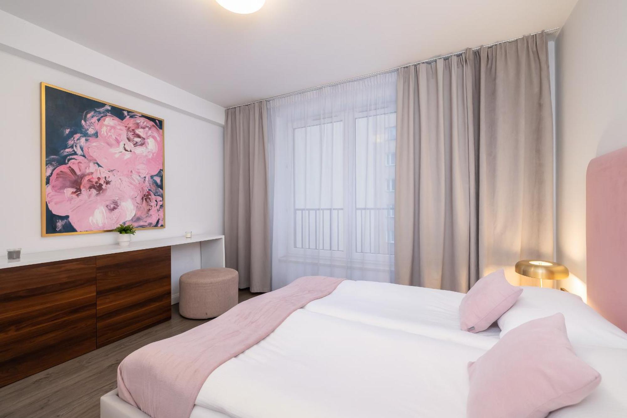 Blue And Green Apartment With Bright Pink Bedroom In Krakow By Noclegi Renters מראה חיצוני תמונה