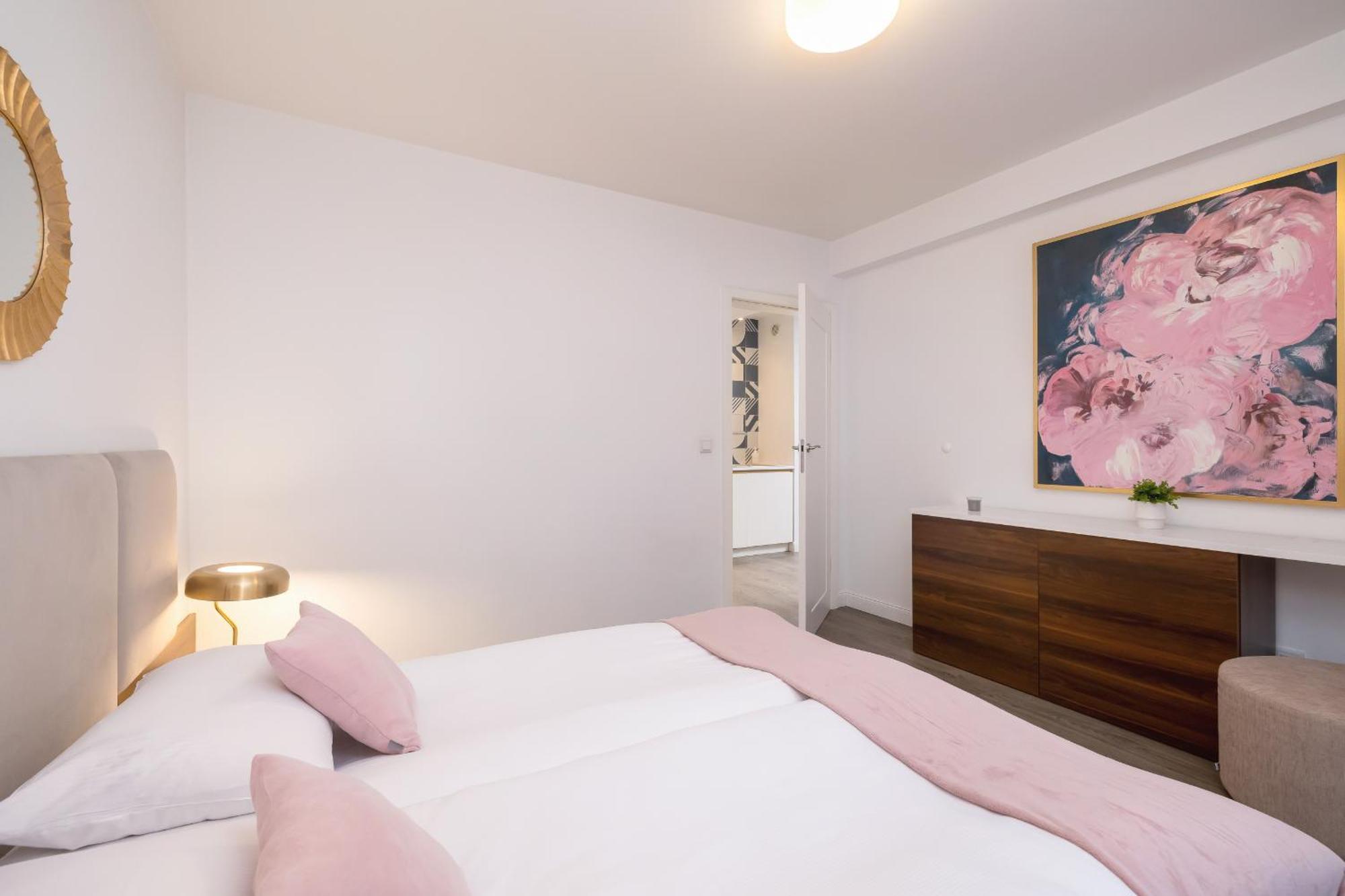 Blue And Green Apartment With Bright Pink Bedroom In Krakow By Noclegi Renters מראה חיצוני תמונה
