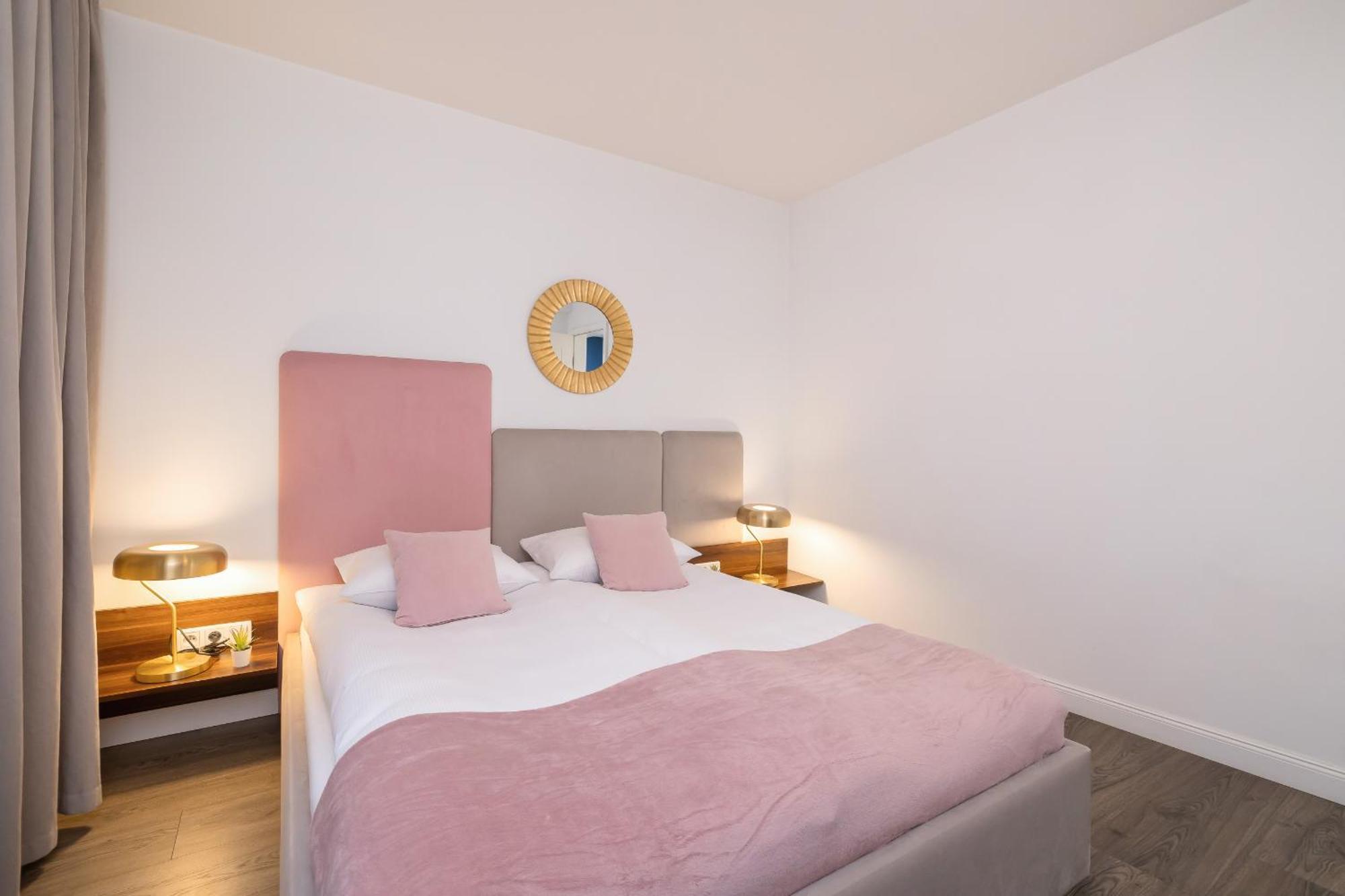 Blue And Green Apartment With Bright Pink Bedroom In Krakow By Noclegi Renters מראה חיצוני תמונה