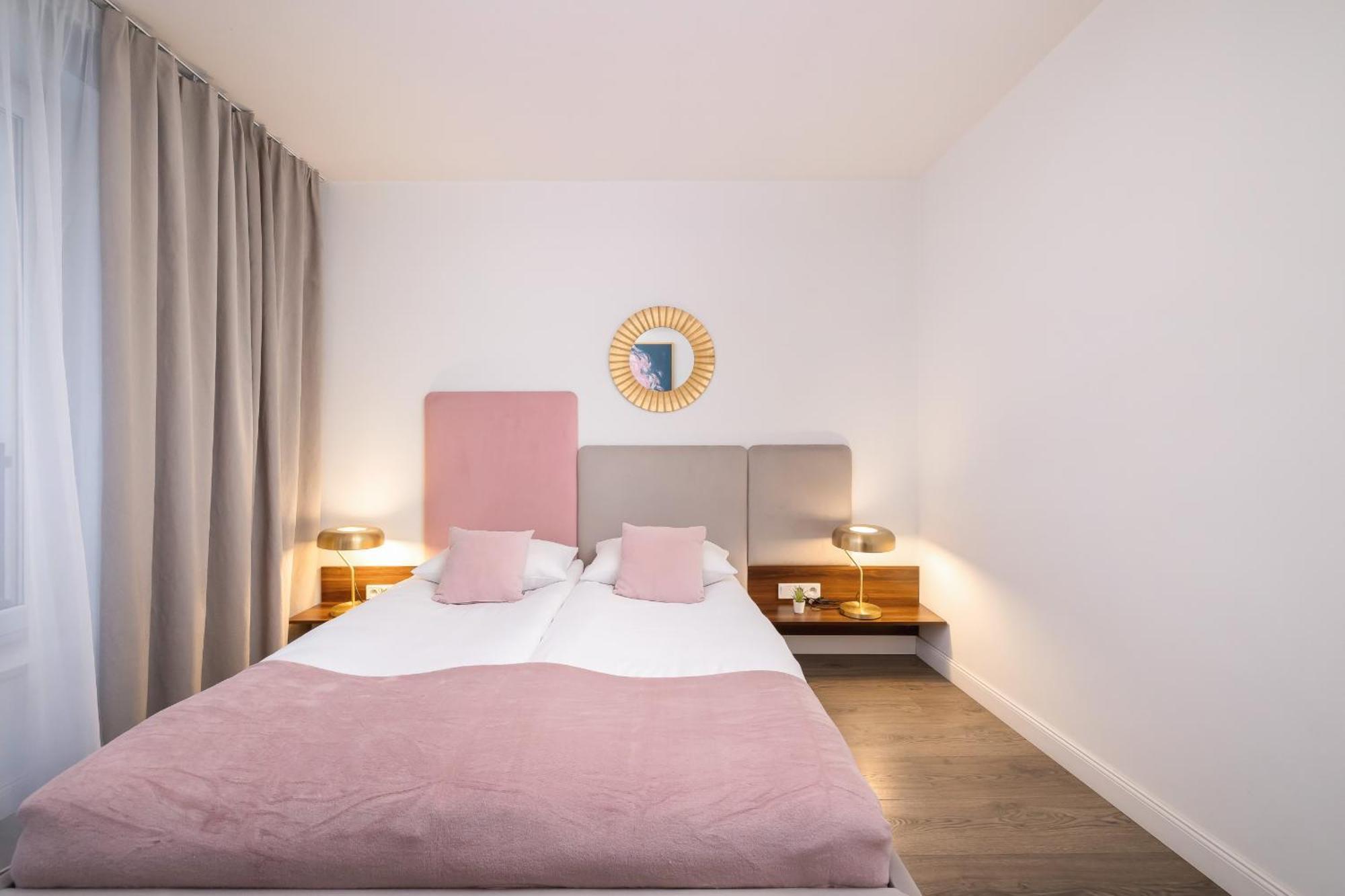 Blue And Green Apartment With Bright Pink Bedroom In Krakow By Noclegi Renters מראה חיצוני תמונה