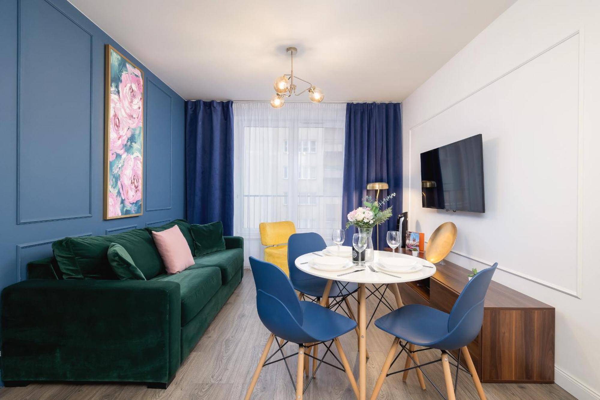 Blue And Green Apartment With Bright Pink Bedroom In Krakow By Noclegi Renters מראה חיצוני תמונה