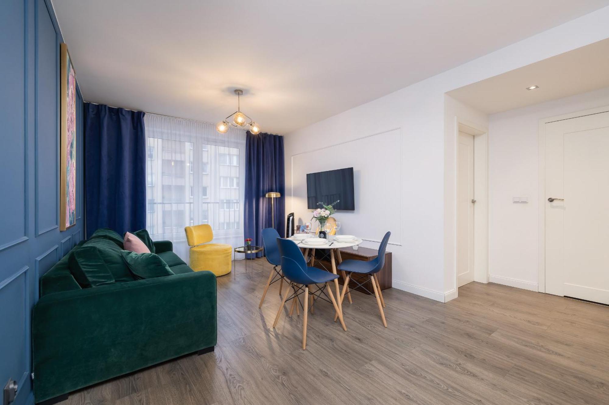 Blue And Green Apartment With Bright Pink Bedroom In Krakow By Noclegi Renters מראה חיצוני תמונה