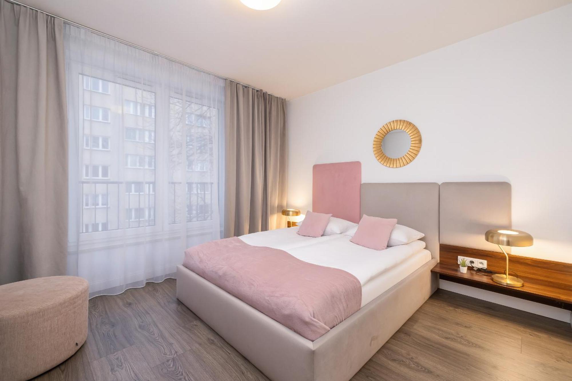 Blue And Green Apartment With Bright Pink Bedroom In Krakow By Noclegi Renters מראה חיצוני תמונה
