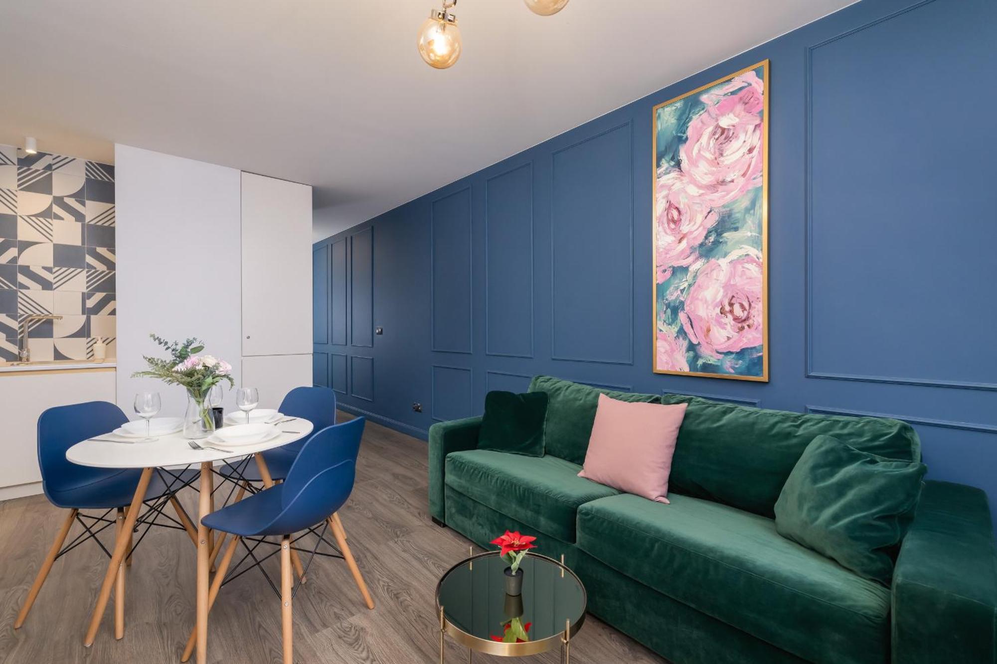 Blue And Green Apartment With Bright Pink Bedroom In Krakow By Noclegi Renters מראה חיצוני תמונה